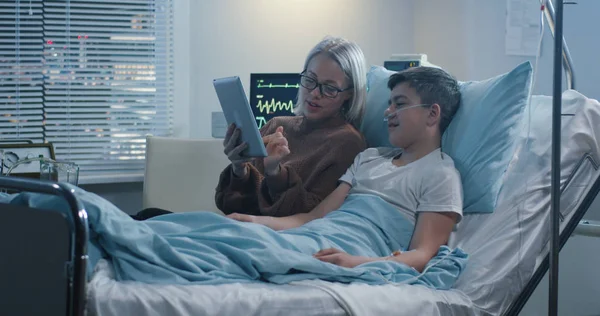 Anne hasta oğluna yüksek sesle okuma