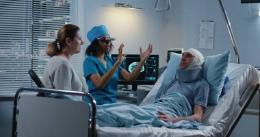 Tanı tartışırken VR kulaklığı kullanan doktor