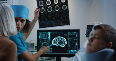 Doktor hasta ve akrabası ile tanı tartışıyor
