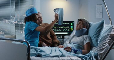 Doktor hasta ve akrabası ile tanı tartışıyor