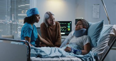 Doktor hasta ve akrabası ile tanı tartışıyor