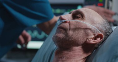 Hastaların burun içine burun kanülyerleştiren hemşire