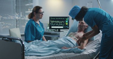 Doktor hastayla konuşuyor.