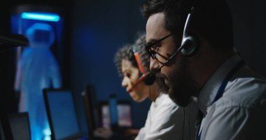 Masalarında çalışan teknisyenler