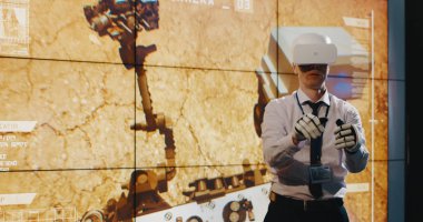Vr kulaklık ve dış iskelet eldivenleri kullanan teknisyen