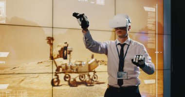 Vr kulaklık ve dış iskelet eldivenleri kullanan teknisyen