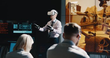 Vr kulaklığı kullanan Mars görev lideri