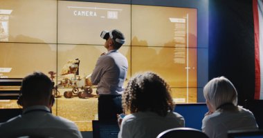 Vr kulaklığı kullanan Mars görev lideri