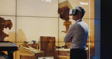 Vr kulaklığı kullanan Mars görev lideri