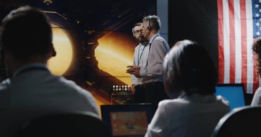 Mars seferine bakan teknisyen