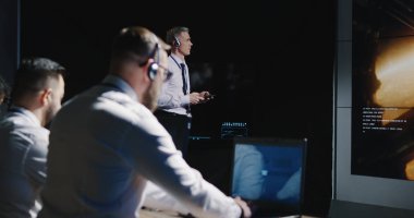 Mars görevine bakan teknisyenler