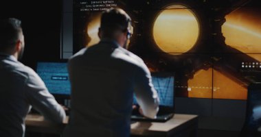 Mars görevine bakan teknisyenler