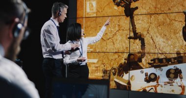 Mars'a iniş genelbakış teknisyenleri