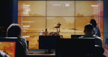 Teknisyenler kontrol odasında dolaşıyor