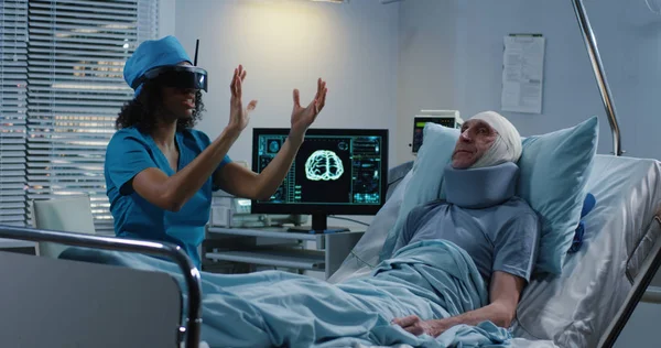 Γιατρός με ακουστικά VR κατά τη διάρκεια της συζήτησης διάγνωσης — Φωτογραφία Αρχείου
