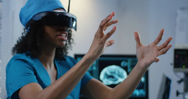 Doctor using VR headset during discussing diagnosis — Stock Photo, Image