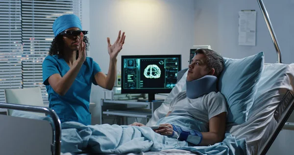 Doctor using VR headset during discussing diagnosis — Stock Photo, Image