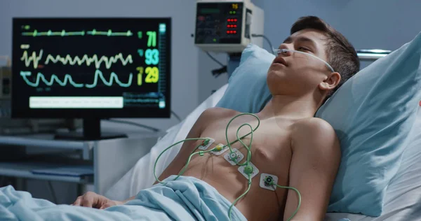 Sleeping patient and heart monitor — Stock Photo, Image