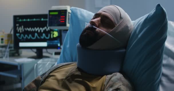 Раненый солдат лежит на больничной койке — стоковое видео