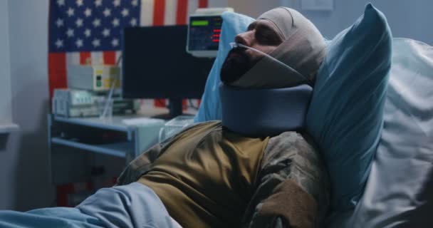 負傷した兵士が病院のベッドに横たわっている — ストック動画