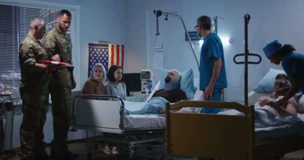 Skadad soldat får hedersutmärkelse på sjukhuset — Stockvideo