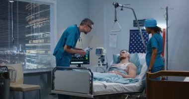 Yaralı askeri hastanede ziyaret eden doktor