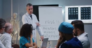 Doktor meslektaşlarına tanı açıklayan