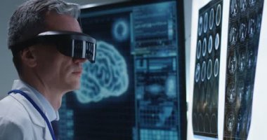 Doktor Vr kulaklık ile beyin tazyikini inceliyor