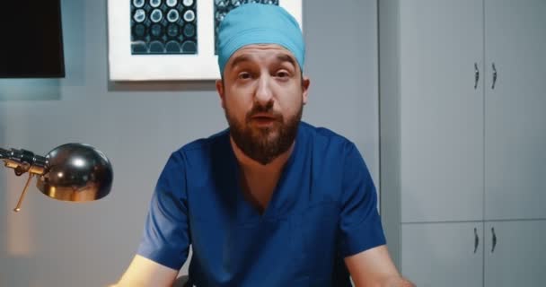 Mężczyzna lekarz rozmawia z kamerą — Wideo stockowe