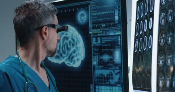 Médico examinando escaneo cerebral con auriculares VR — Vídeos de Stock