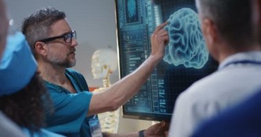 Doktor meslektaşlarına tanı açıklayan