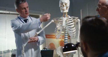 Doktor meslektaşlarına tanı açıklayan