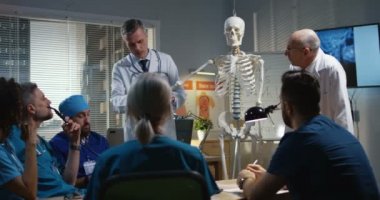 Doktorlar meslektaşlarına tanı yı açıklıyor
