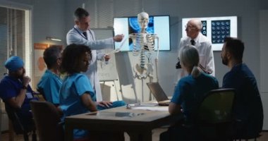 Doktor meslektaşlarına tanı açıklayan