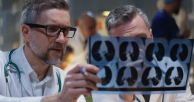 Doktorlar Mri taraması sonuçlarını analiz