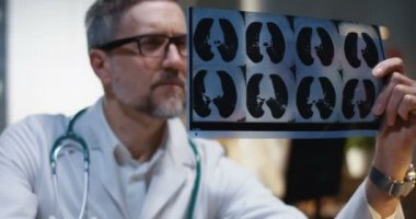 Doktor Mri taraması sonuçlarını analiz