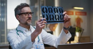 Doktor Mri taraması sonuçlarını analiz