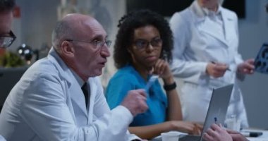 Doktorlar Mri taraması sonuçlarını analiz