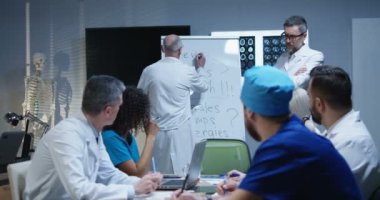 Doktor meslektaşlarına tanı açıklayan