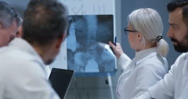 Doktorlar kemik yaralanması tanısını tartışıyor