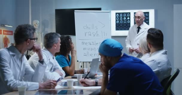 Doutor explicando diagnóstico para seus colegas — Vídeo de Stock