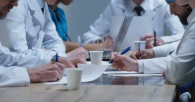 Servikal omurga röntgenini analiz eden doktorlar