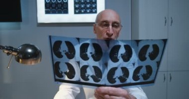 Doktor Mri taraması ile kameraya tanı açıklayan