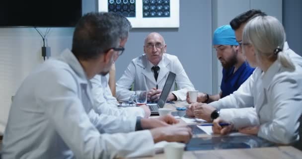 Ärzte bei einem Treffen — Stockvideo