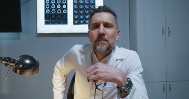 Erkek doktor dinleme ve kamera ile konuşma — Stok video