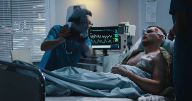 Doktor yaralı hastaya röntgen gösteriyor