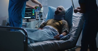 Yaralı asker doktorlar arasında hastanede yatıyor