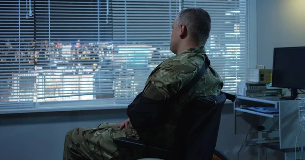 Στρατιώτης που κάθεται σε αναπηρικό καροτσάκι στο νοσοκομείο — Φωτογραφία Αρχείου