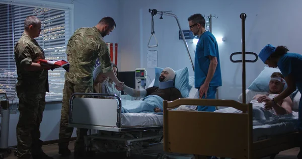 Yaralı asker hastanede onur rozeti aldı — Stok fotoğraf