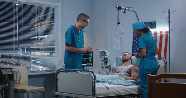 Arzt besucht verletzten Soldaten im Krankenhaus — Stockfoto